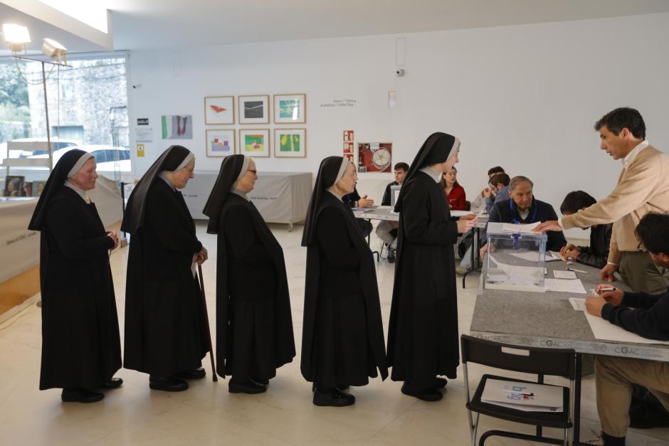 Monjas ejercen su derecho al voto en un colegio electoral en Santiago de Compostela