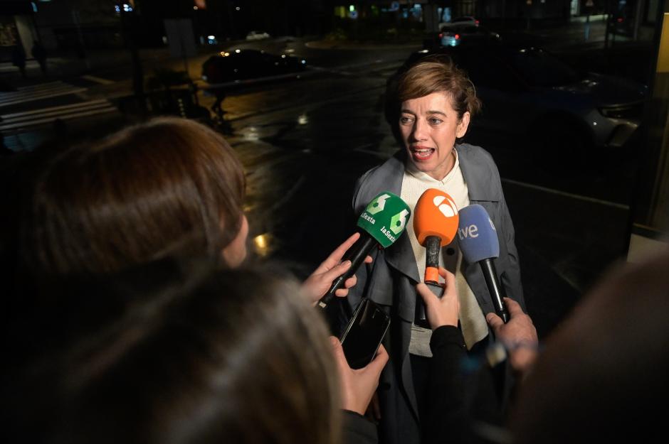 La candidata de Sumar a la Presidencia de la Xunta, Marta Lois, atiende a los medios durante el seguimiento de la jornada electoral