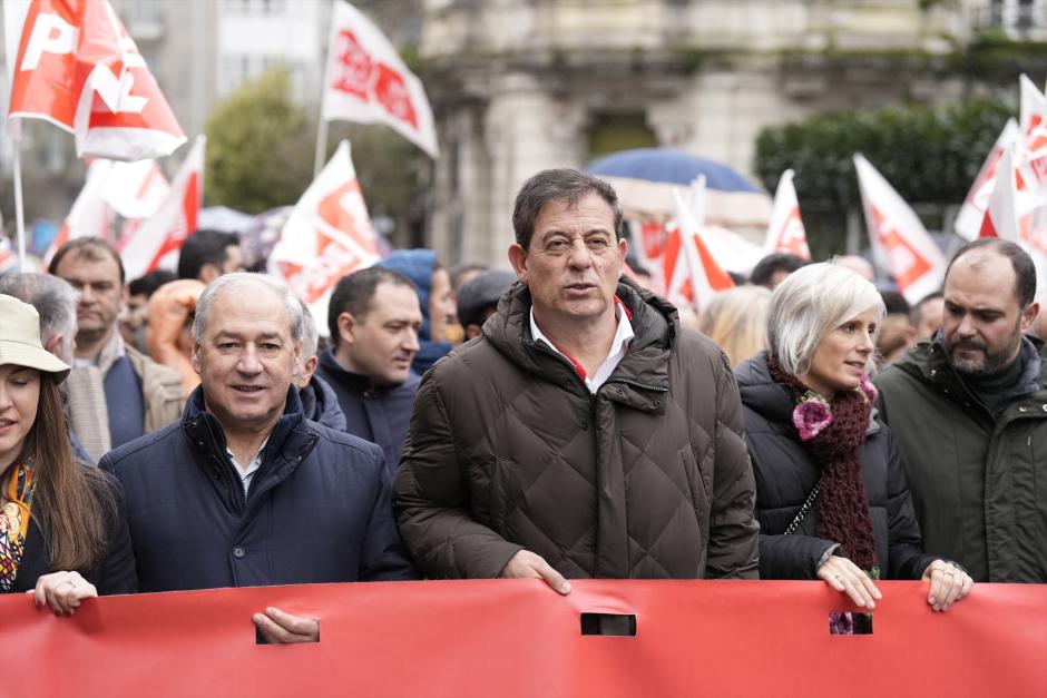 El candidato del PSdeG a presidir la Xunta de Galicia, José Ramón Gómez Besteiro (3d), durante una protesta contra la gestión por el vertido de los pellets