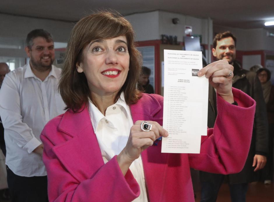 La candidata de Sumar, Marta Lois, deposita su voto al Parlamento Gallego