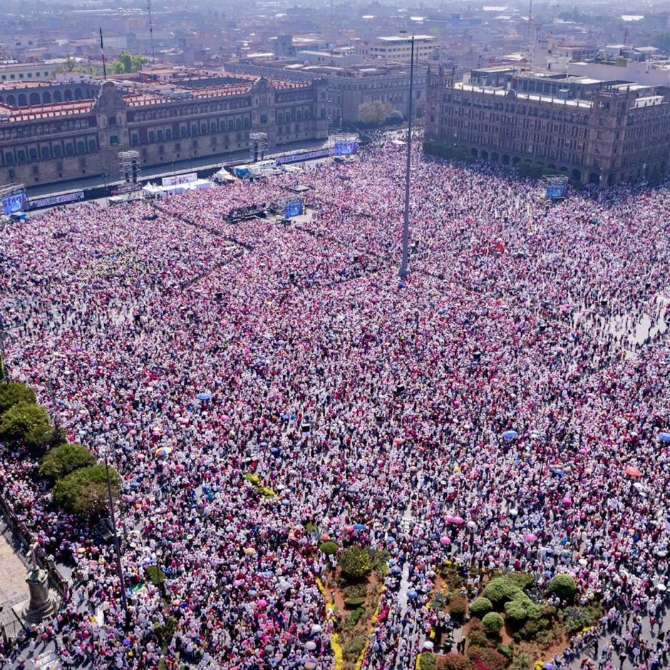El Zócalo completamente lleno de manifestantes contra López Obrador