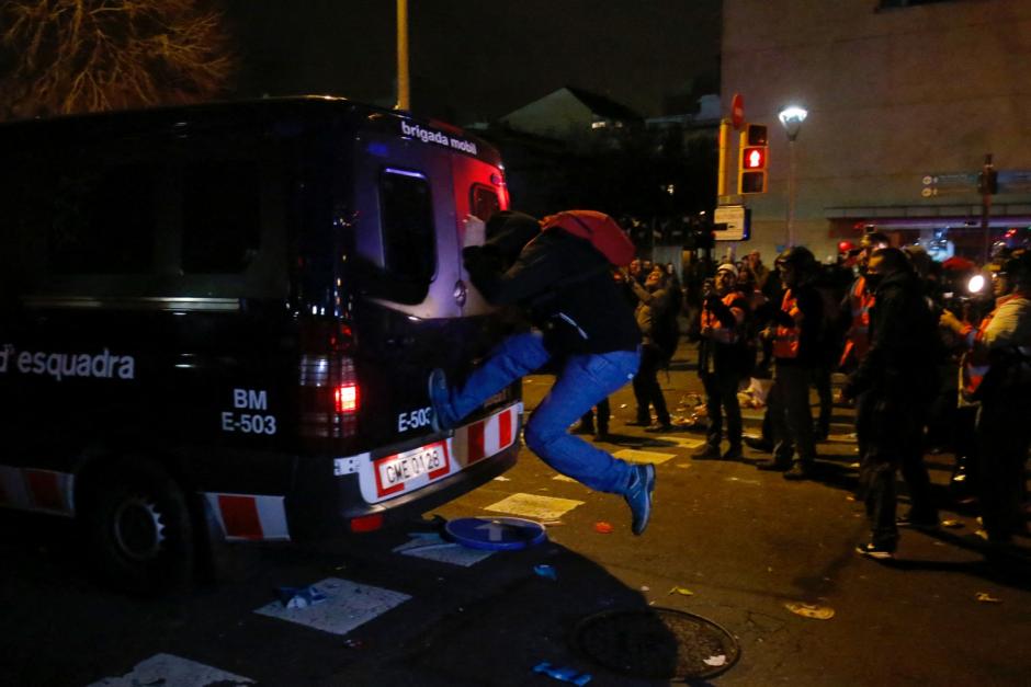 Varios independentistas catalanes saltaron y atacaron a las furgonetas de los Mossos D'Esquadra en los incidentes el día de la suspensión del Clásico de Liga
