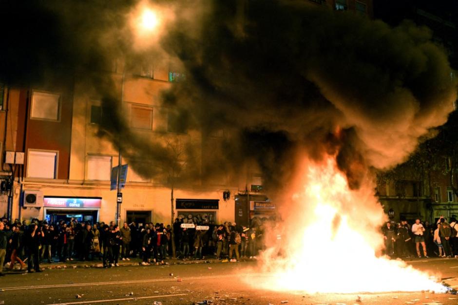 Una barricada provocada por los independentistas obliga a cortar una calle de Barcelo, creando un denso humo negro