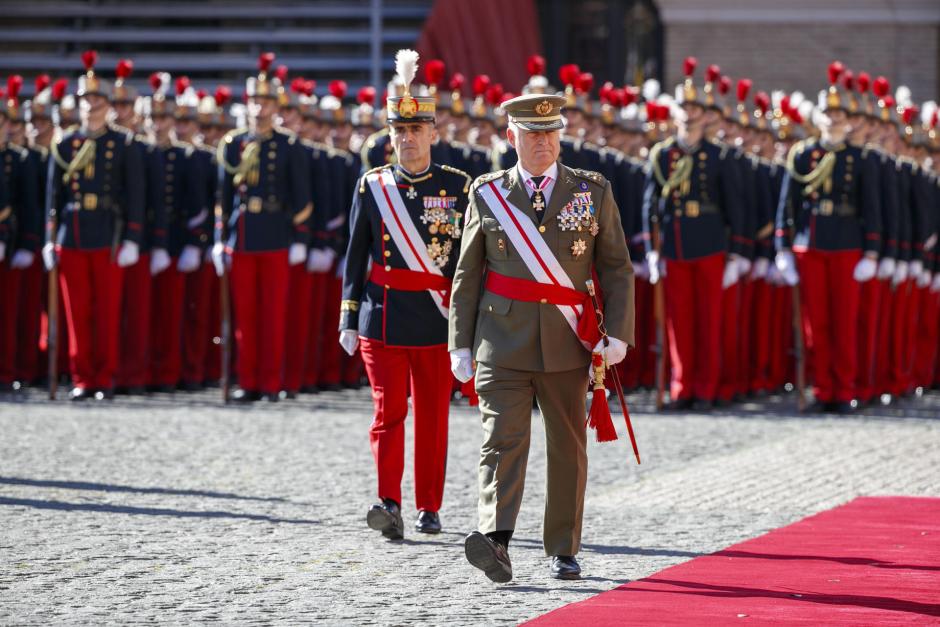 El teniente general Jefe del Mando de Adiestramiento y Doctrina, José Manuel de la Esperanza y Martín-Pinillos pasa revista a los cadetes hoy en Zaragoza