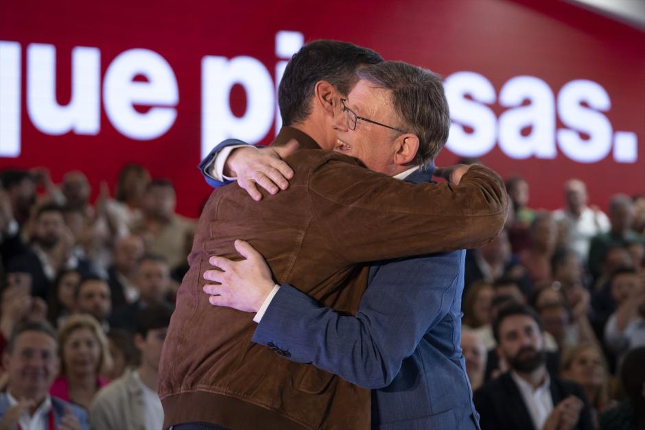 Pedro Sánchez y Ximo Puig, fundidos en un abrazo durante un mitin del PSOE