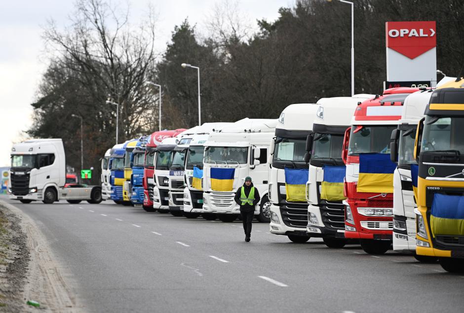 Camiones con banderas ucranianas protestan contra el bloqueo polaco