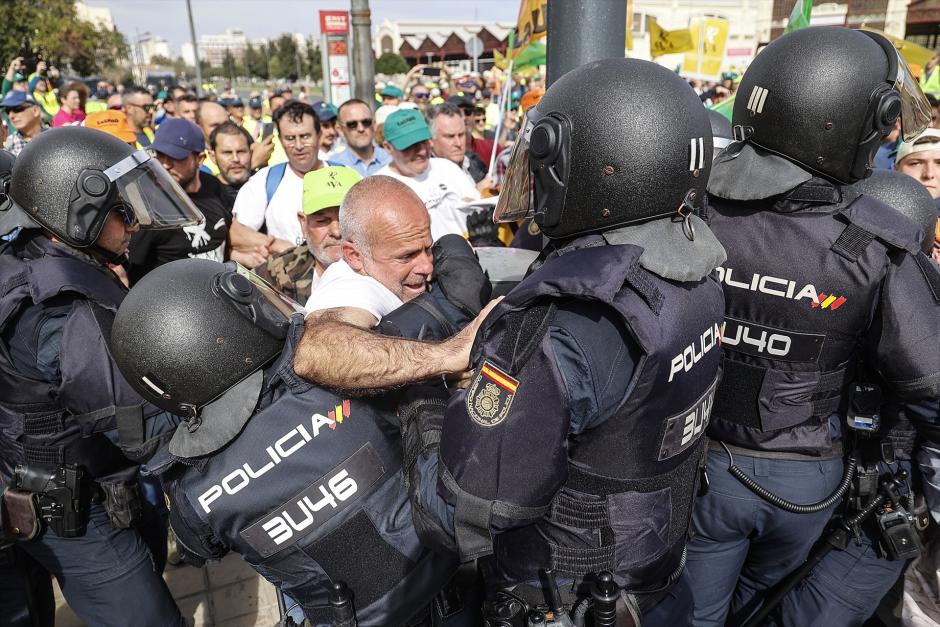 El secretario general de la Unió de Llauradors, Carles Peris, frente a agentes de Policía Nacional, este jueves, en Valencia