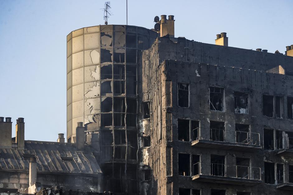 Un fulminante y devastador incendio en un edificio de viviendas de catorce plantas en València, que se ha propagado a otro anexo, ha causado este jueves cuatro muertos y se busca a otras diecinueve personas que están desaparecidas y a quienes sus familiares no han logrado localizar desde que comenzó el fuego. En la imagen la fachada principal de los edificios incendiados. EFE/Manuel Bruque