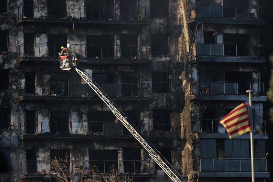 Un fulminante y devastador incendio en un edificio de viviendas de catorce plantas en València, que se ha propagado a otro anexo, ha causado este jueves cuatro muertos y se busca a otras diecinueve personas que están desaparecidas y a quienes sus familiares no han logrado localizar desde que comenzó el fuego. En la imagen la fachada principal de los edificios incendiados. EFE/Manuel Bruque