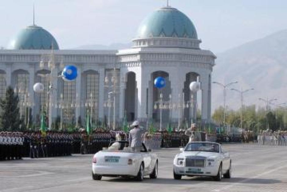 Dos lujosos Rolls Royce para uso presidencial en color... blanco