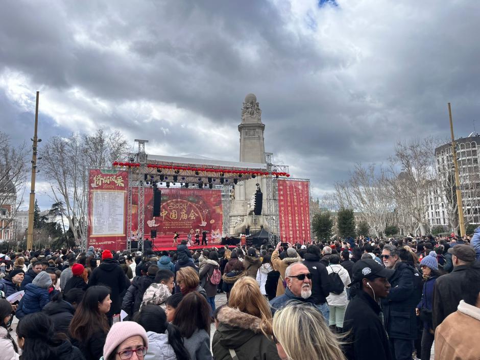 Decenas de madrileños asisten a las actuaciones musicales en la Plaza de España
