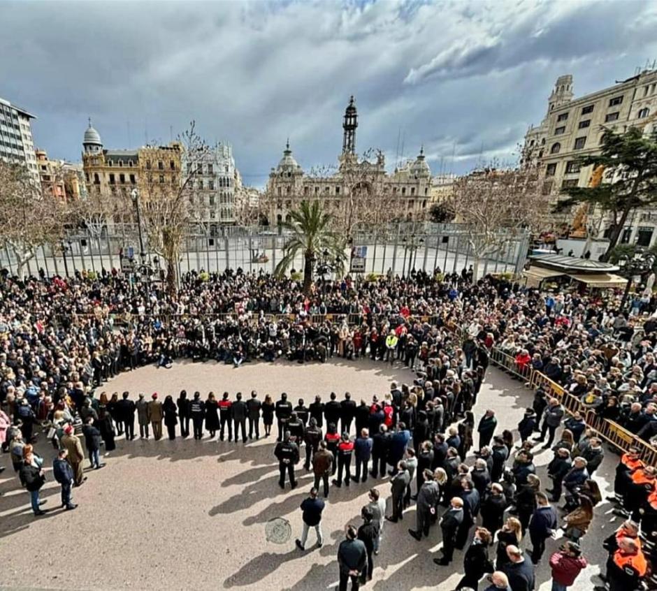 Minuto de silencio frente al Ayuntamiento de Valencia en memoria de las víctimas del incendio