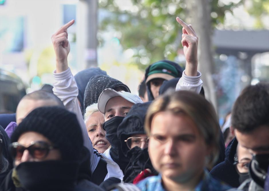 Jóvenes integrantes del Movimiento Antirrepresivo de Madrid se han concentrado esta mañana frente a los juzgados de guardia de Plaza de Castilla en apoyo a los detenidos el pasado sábado en el centro de Madrid durante las protestas contra la sentencia del 'procés', en Madrid, a 21 de octubre de 2019.
Eduardo Parra / Europa Press
(Foto de ARCHIVO)
21/10/2019