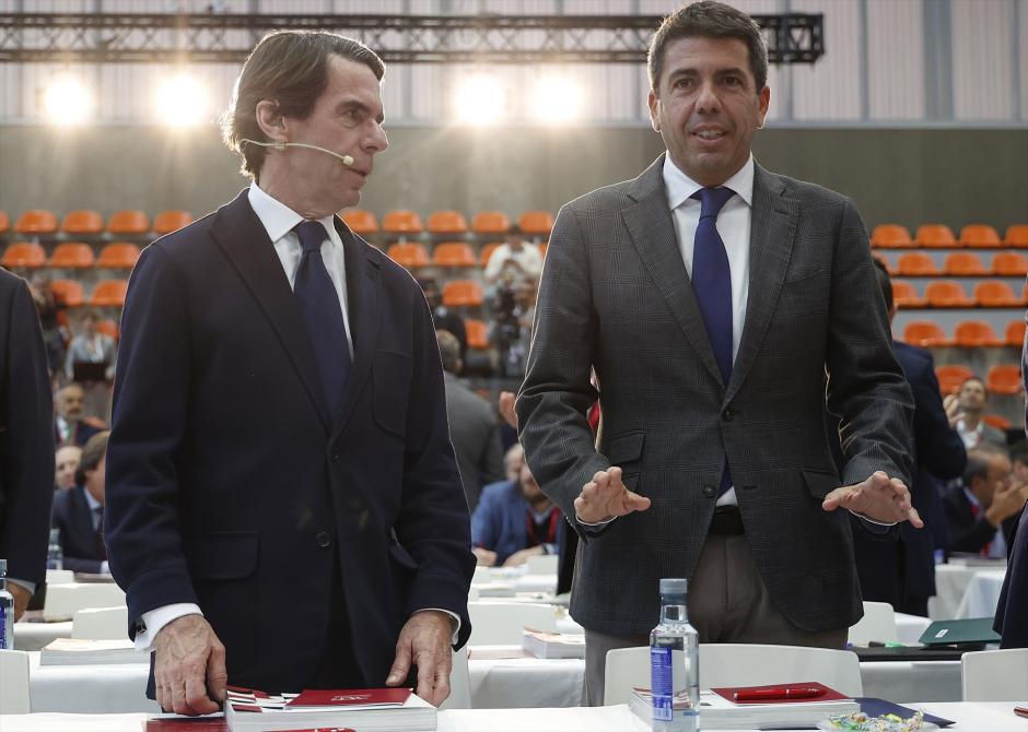 El expresidente del Gobierno y presidente de la Fundación FAES, José María Aznar (i), y el presidente de la Generalitat valenciana, Carlos Mazón