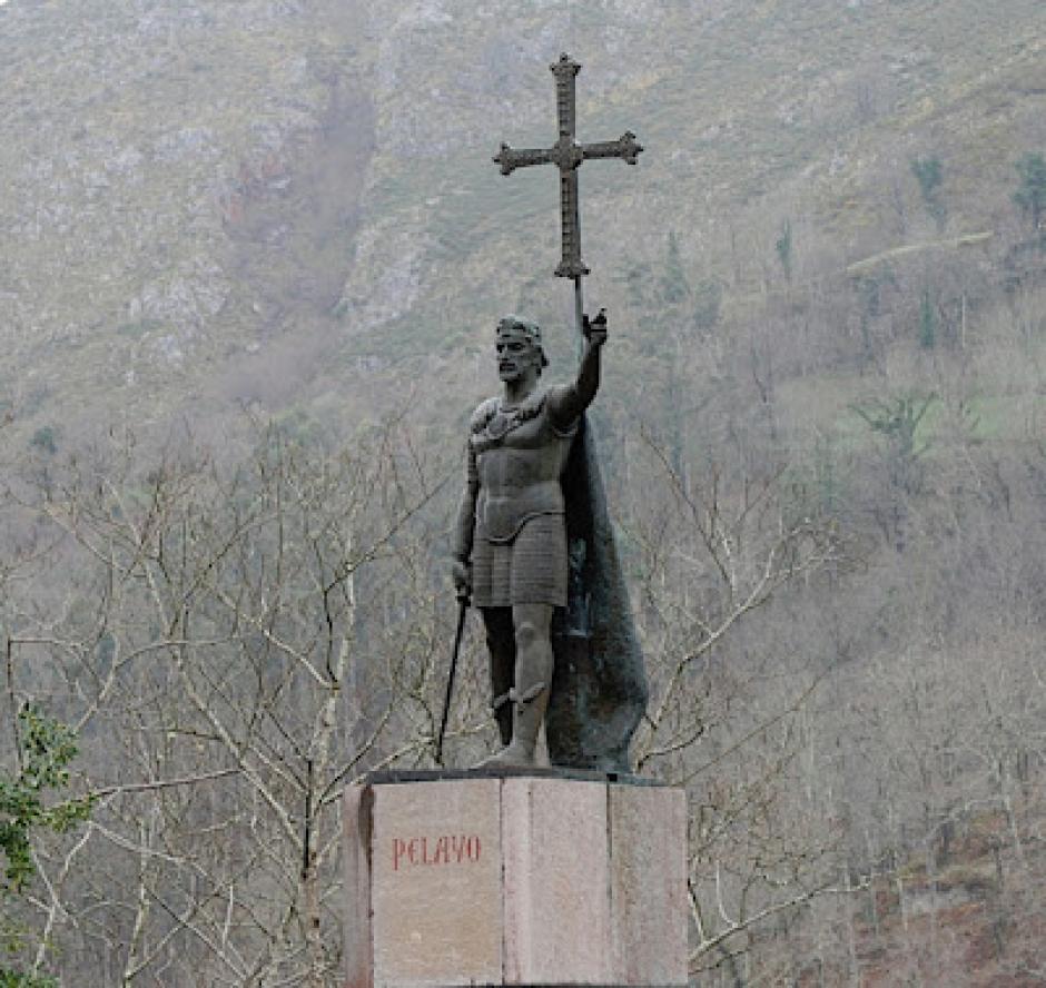Don Pelayo tras la Cruz de la Victoria a los pies de la gruta de la Santina