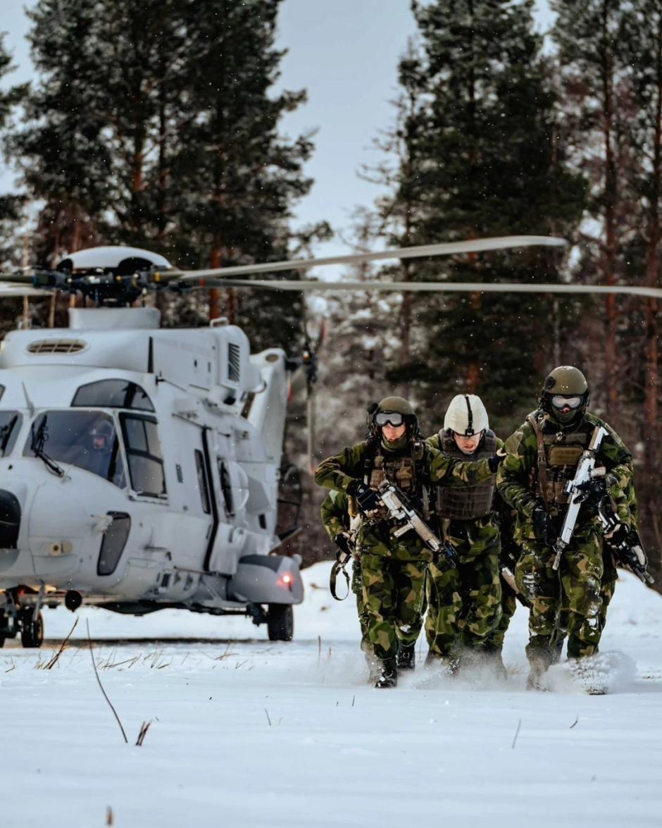 Helicóptero NH 90 de la Fuerza Aérea Sueca y tropas durante el entrenamiento de evacuaciones médicas