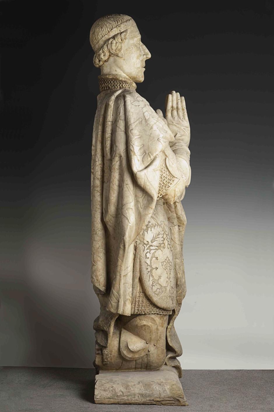 Estatua orante de Pedro I, con las piernas mutiladas, que procede del antiguo Monasterio de Santo Domingo