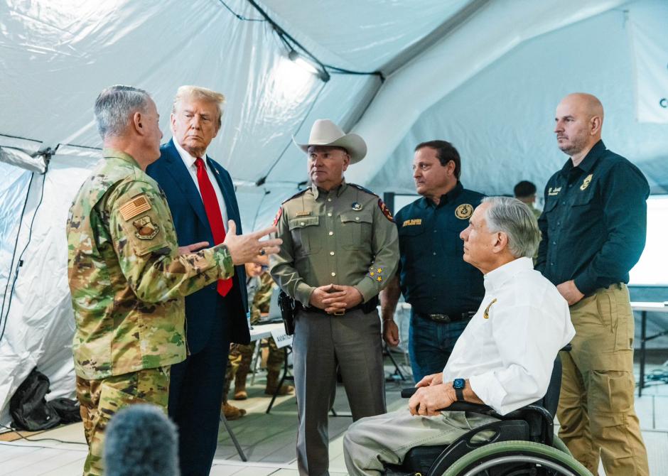 El expresidente Donald Trump junto con el gobernador de Texas Greg Abbott y miembros de la Guardia Nacional de Texas