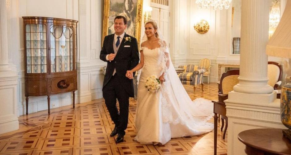 Jacobo Pombo junto a su mujer en la boda celebrada en 2021 en el Palacio de la Magdalena (Santander)