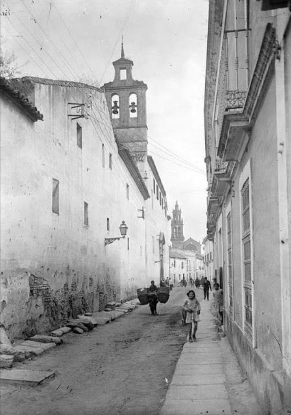 Convento de Santa María de Gracia, a la izquierda