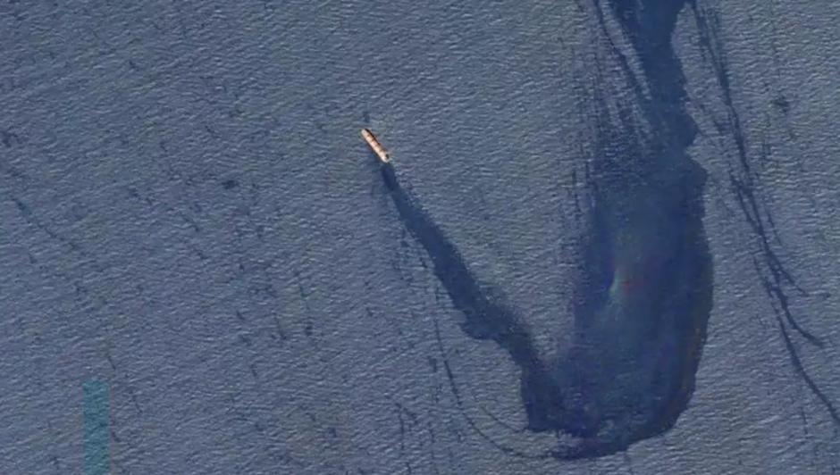 Imágenes aéreas mostraron el enorme vertido ocasionado por el naufragio