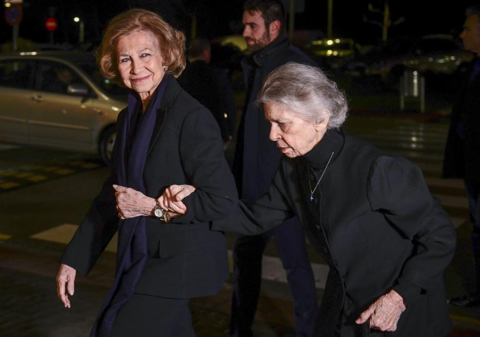 La Reina Sofía y su hermana, la Princesa Irene de Grecia, a su llegada al tanatorio