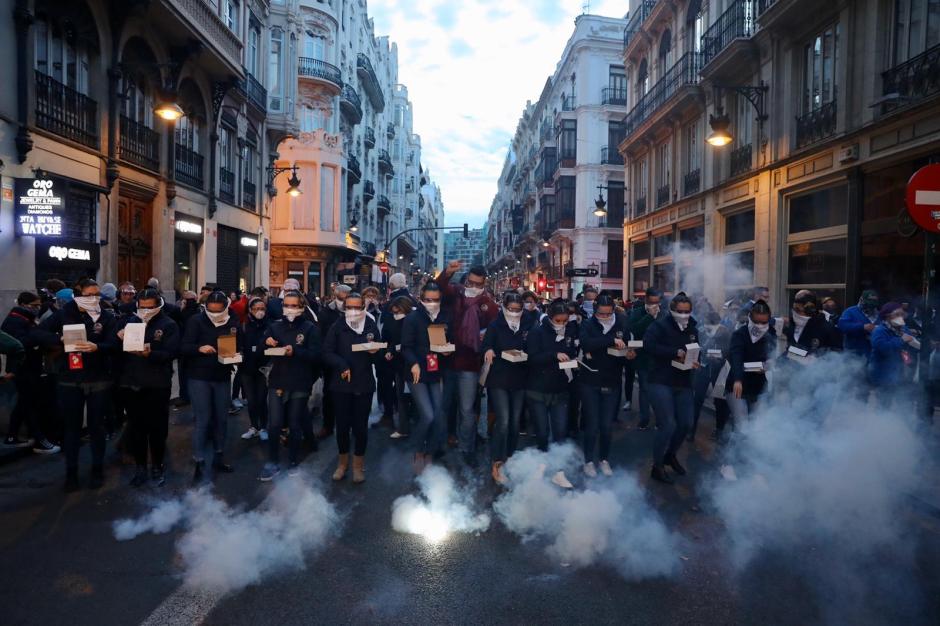 La popular 'Macrodespertà' por las calles de Valencia
