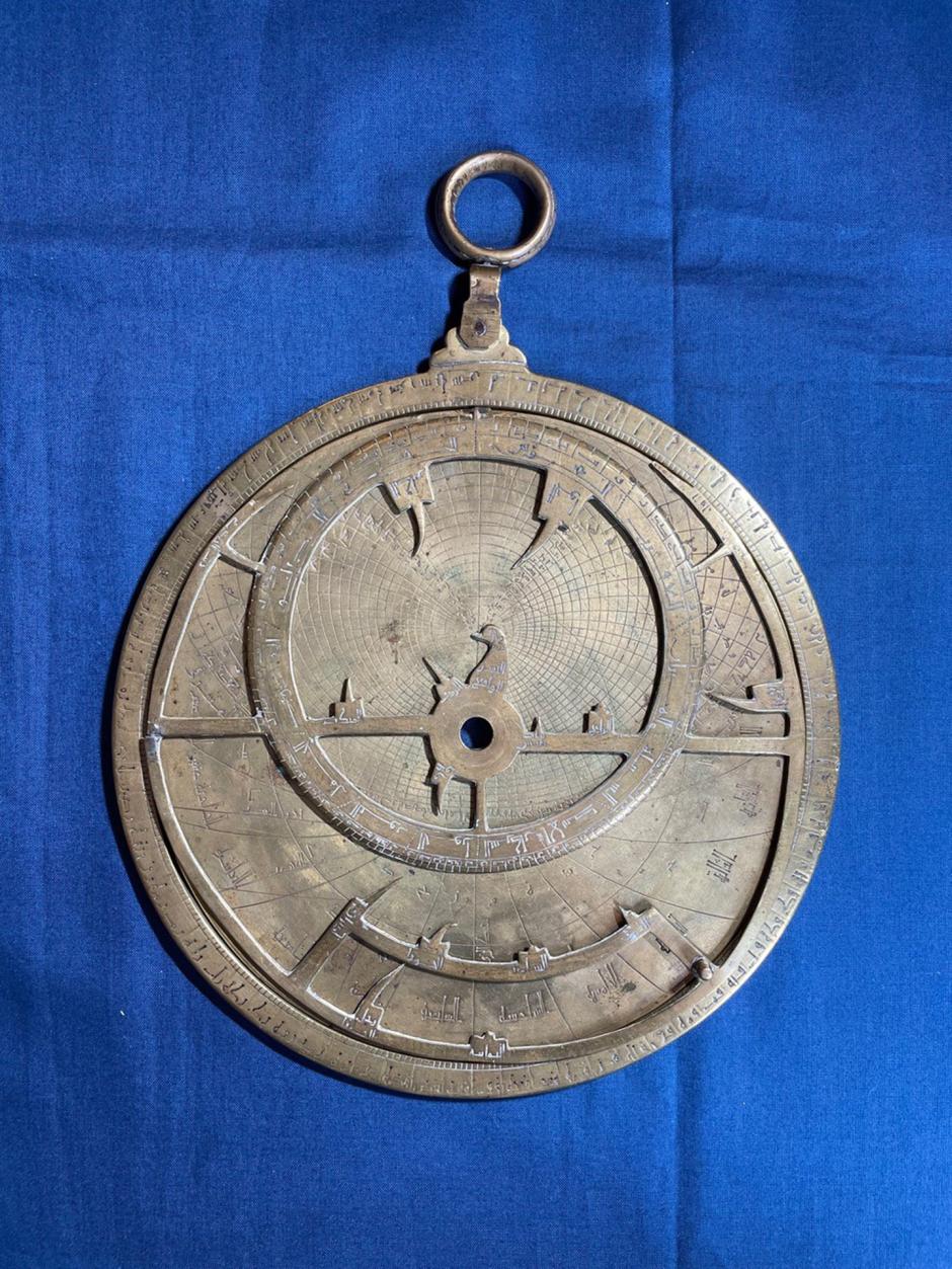 Un objeto “increíblemente raro”, así describe la investigadora Federica Gigante un astrolabio fabricado en la España andalusí en el siglo XI
