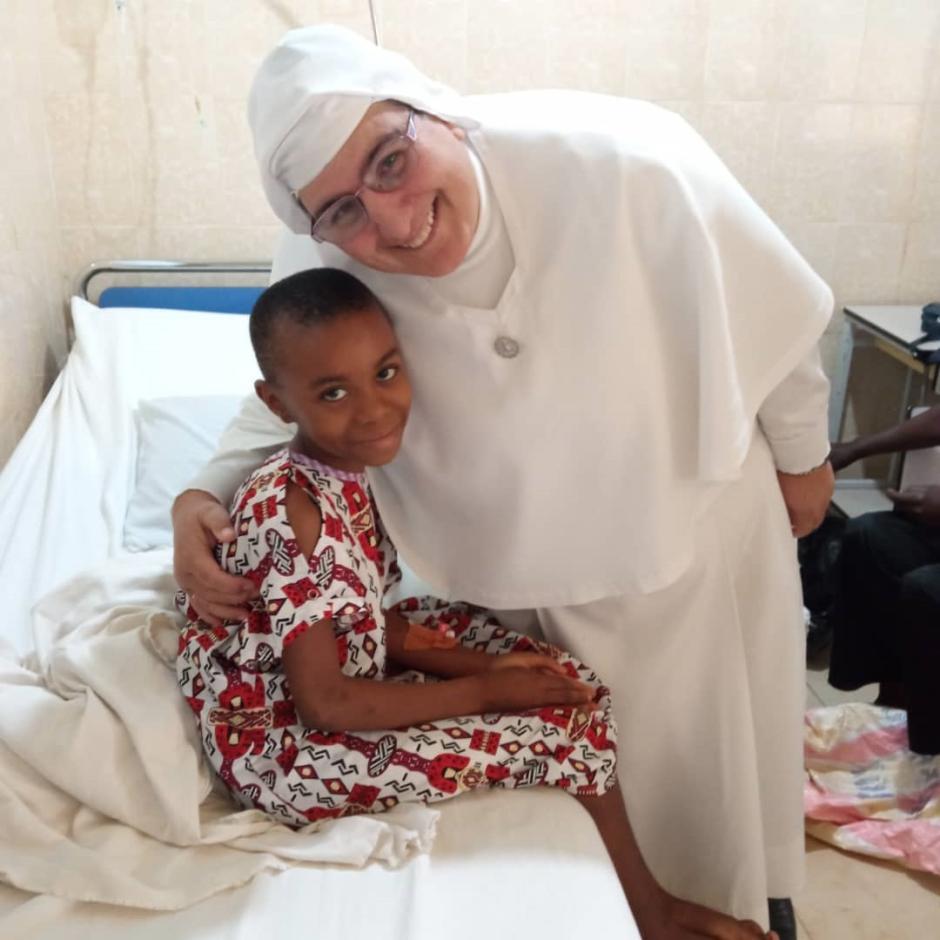 Sor Carmen junto a un menor de Camerún
