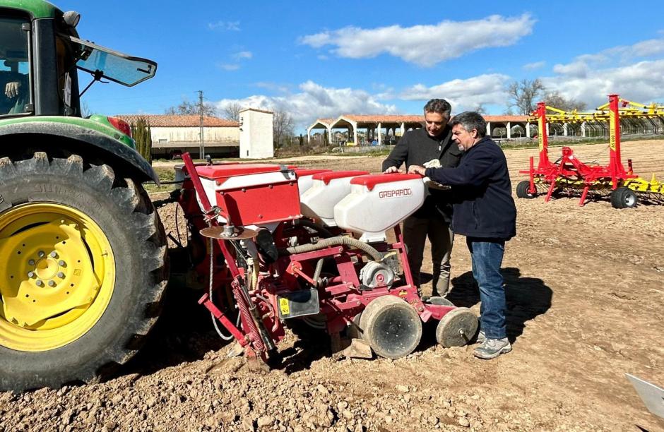 Un agricultor enseña al consejero de Medio Ambiente el sistema de cultivo