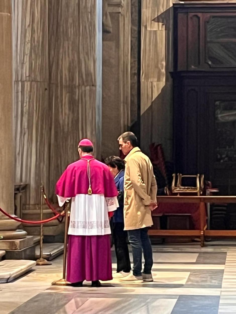 El presidente del Gobierno, Pedro Sánchez, en la Basílica de Santa Maria la Mayor de Roma, junto a la exministra Celáa