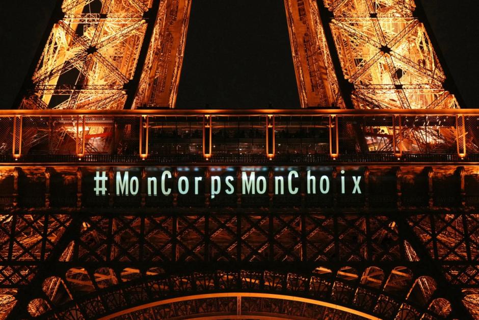 La Torre Eiffel iluminada a favor del aborto