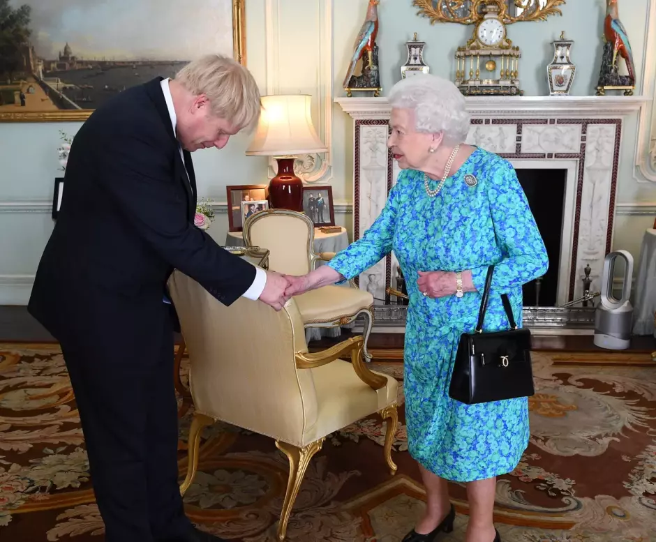 Boris Johnson y la Reina Isabel II