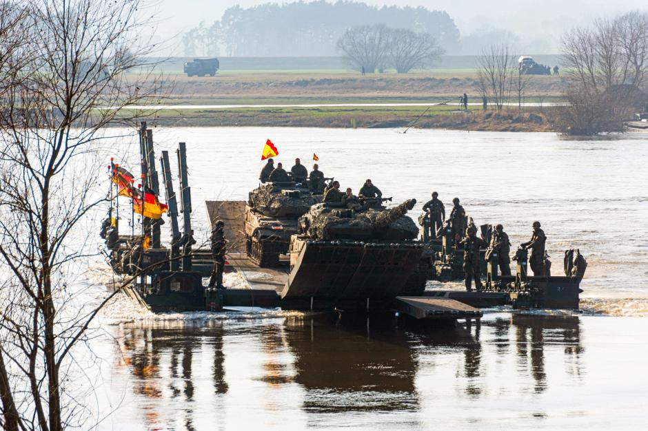 Carros de combate españoles cruzan el río Vístula