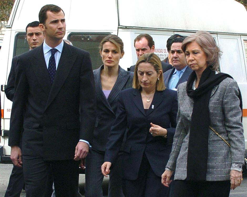 La entonces ministra de Sanidad, acompañando a la Reina, al Príncipe y a Doña Letizia