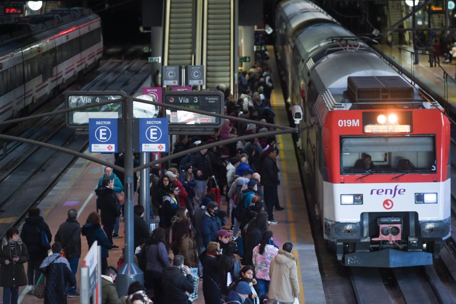 Decenas de personas en un andén de Cercanías en la estación de Atocha