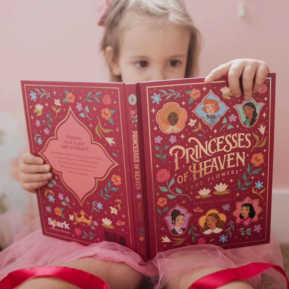 Una niña lee Princesses of Heaven