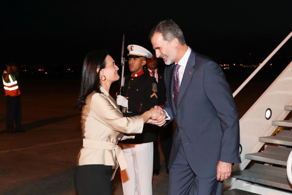 El Rey saluda a las autoridades que acuden a recibirle a su llegada a Panamá