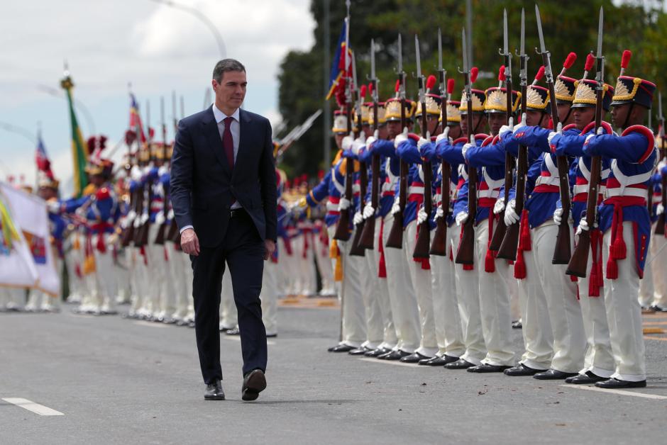 El presidente del Gobierno pasa revista a un batallón en Brasil