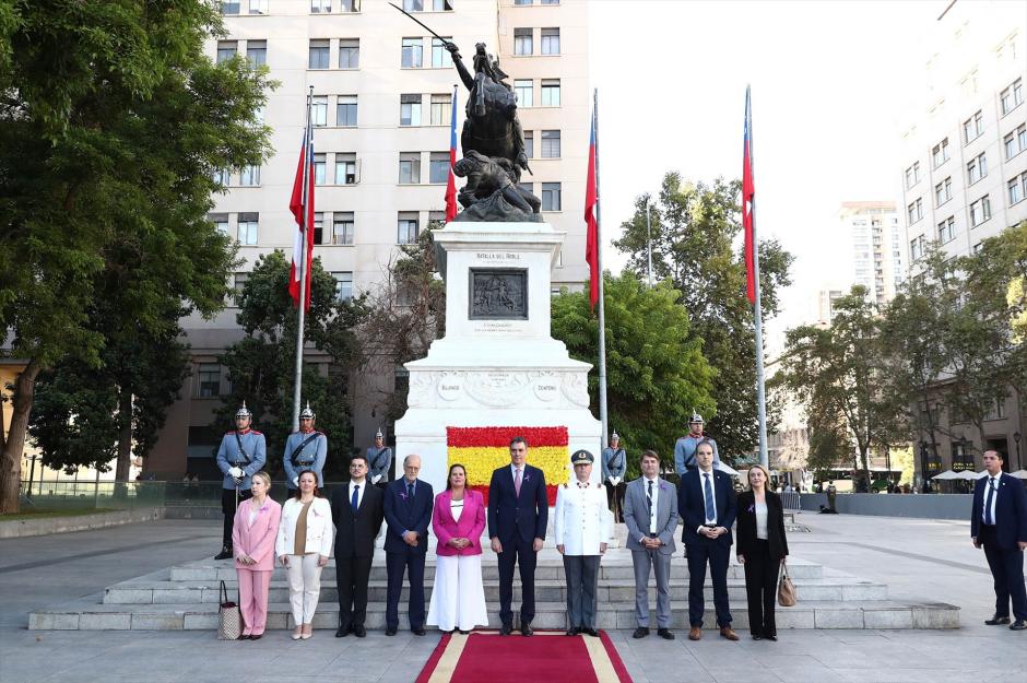 Ofrenda floral del presidente del Gobierno en el Monumento al Libertador General Bernardo O'Higgins, en Chile.