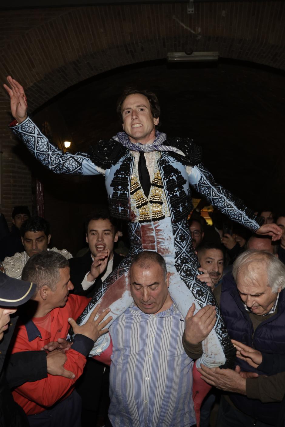 El torero Román Collado sale a hombros de la plaza este domingo, durante la Feria de Fallas 2024, en Valencia
