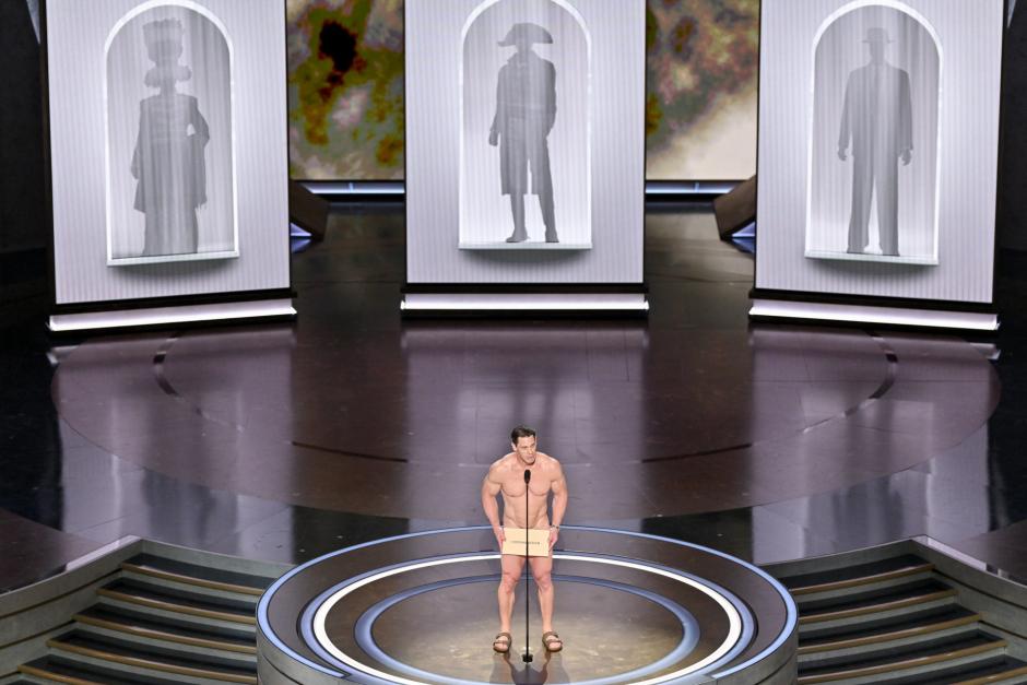 John Cena entregando el Oscar a 'Mejor vestuario en la gala de los Oscar 2024