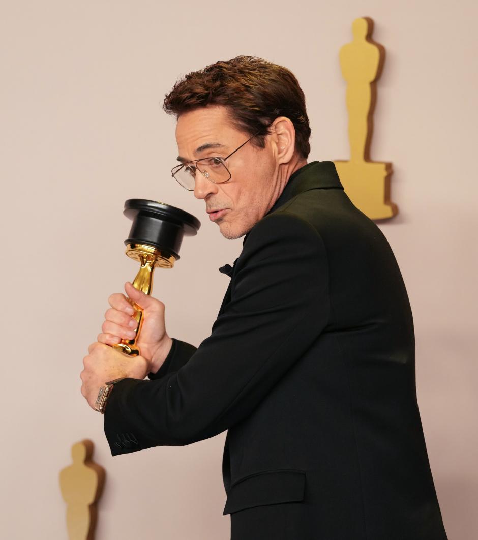 Robert Downey Jr., posando con su Premio Oscar a 'Mejor Actor de Reparto' por su papel en 'Oppenheimer'