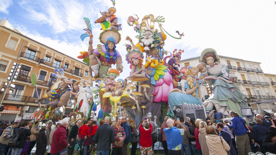 Varios valencianos y turistas, fotografiando una falla