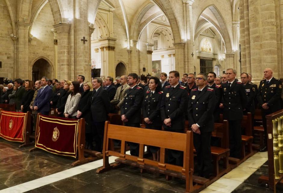 Autoridades y miembros de Emergencias, durante el funeral
