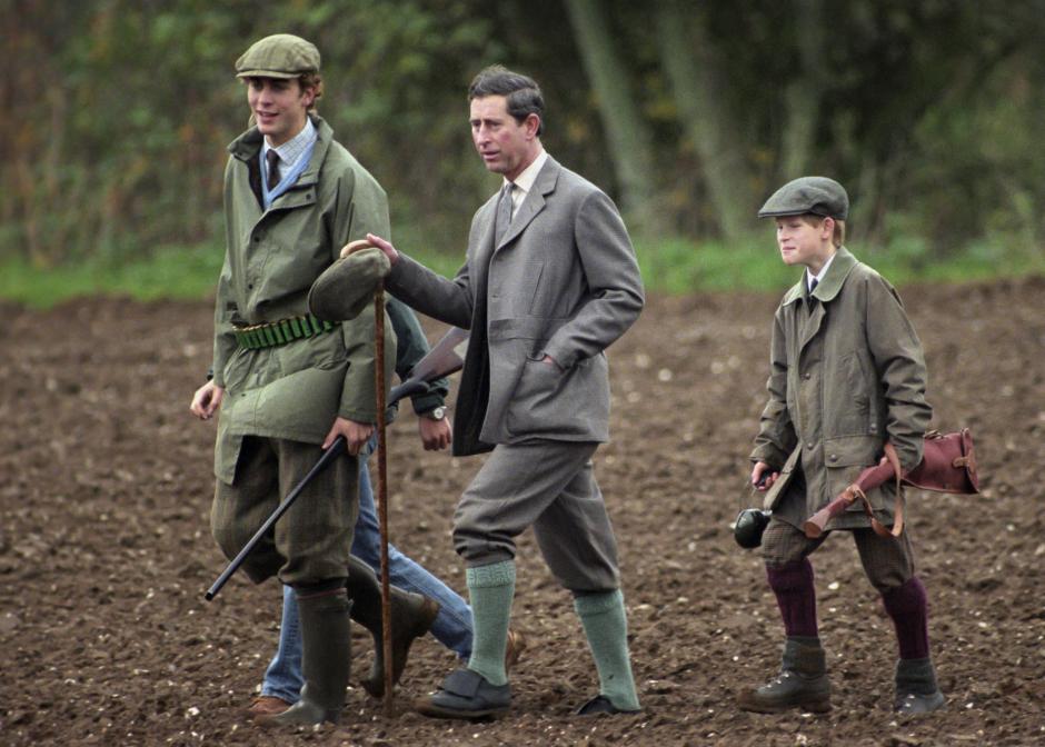 Carlos III junto a su hijo, el Príncipe Harry cazando