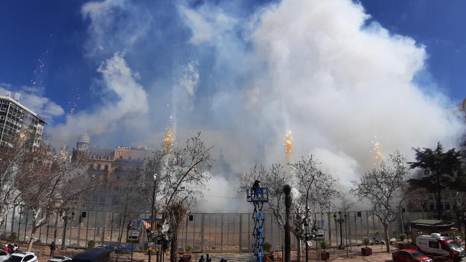 Una mascletà en la Plaza del Ayuntamiento de Valencia durante las Fallas