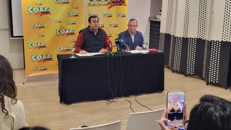El secretario de Organización de COAG Andalucía, Eduardo López, y el secretario provincial de COAG Huelva, Enrique Acción, en rueda de prensa