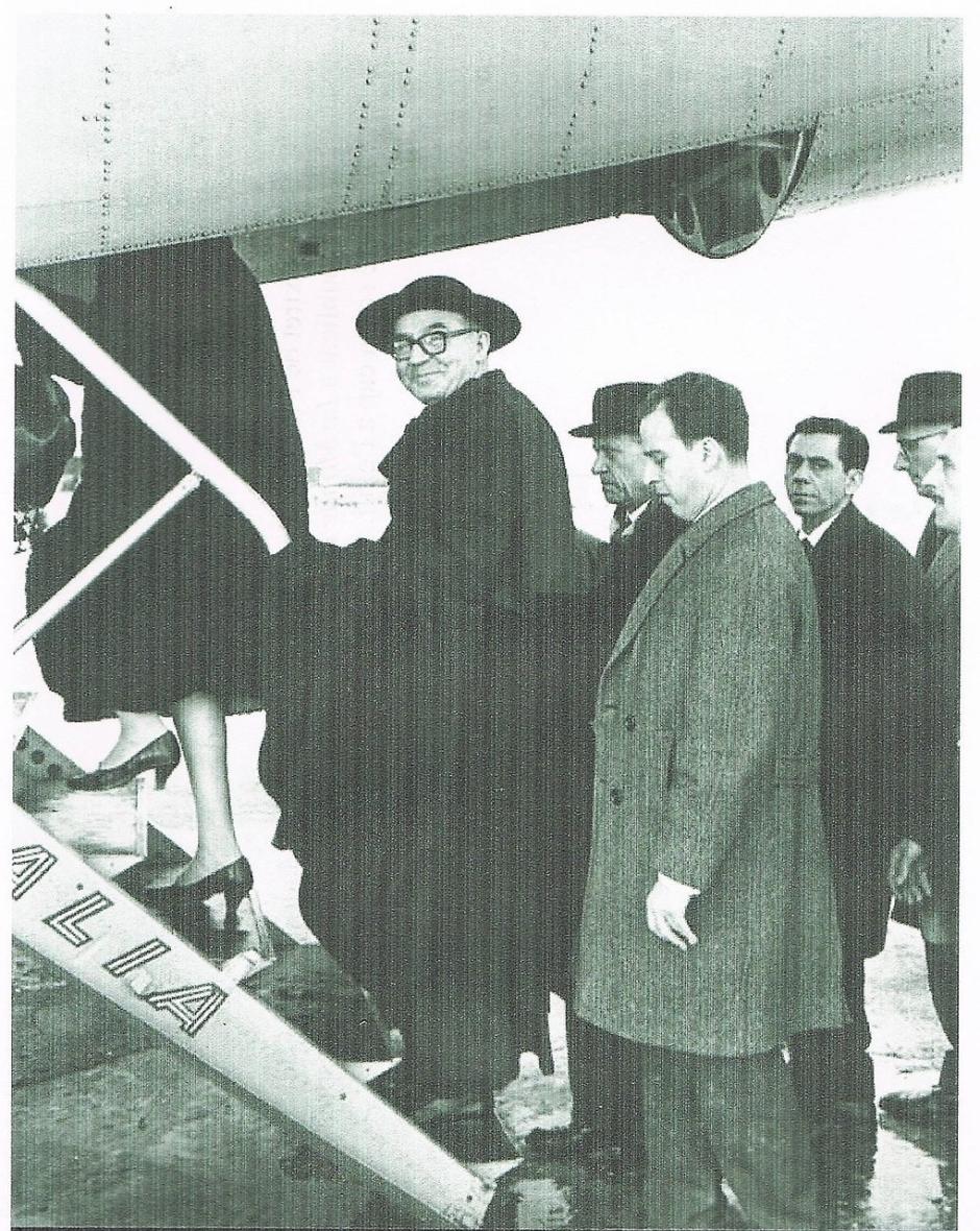 12 de marzo de 1965, el abad Aurelio María Escarré subiendo a un avión en el aeropuerto de El Prat de camino del exilio