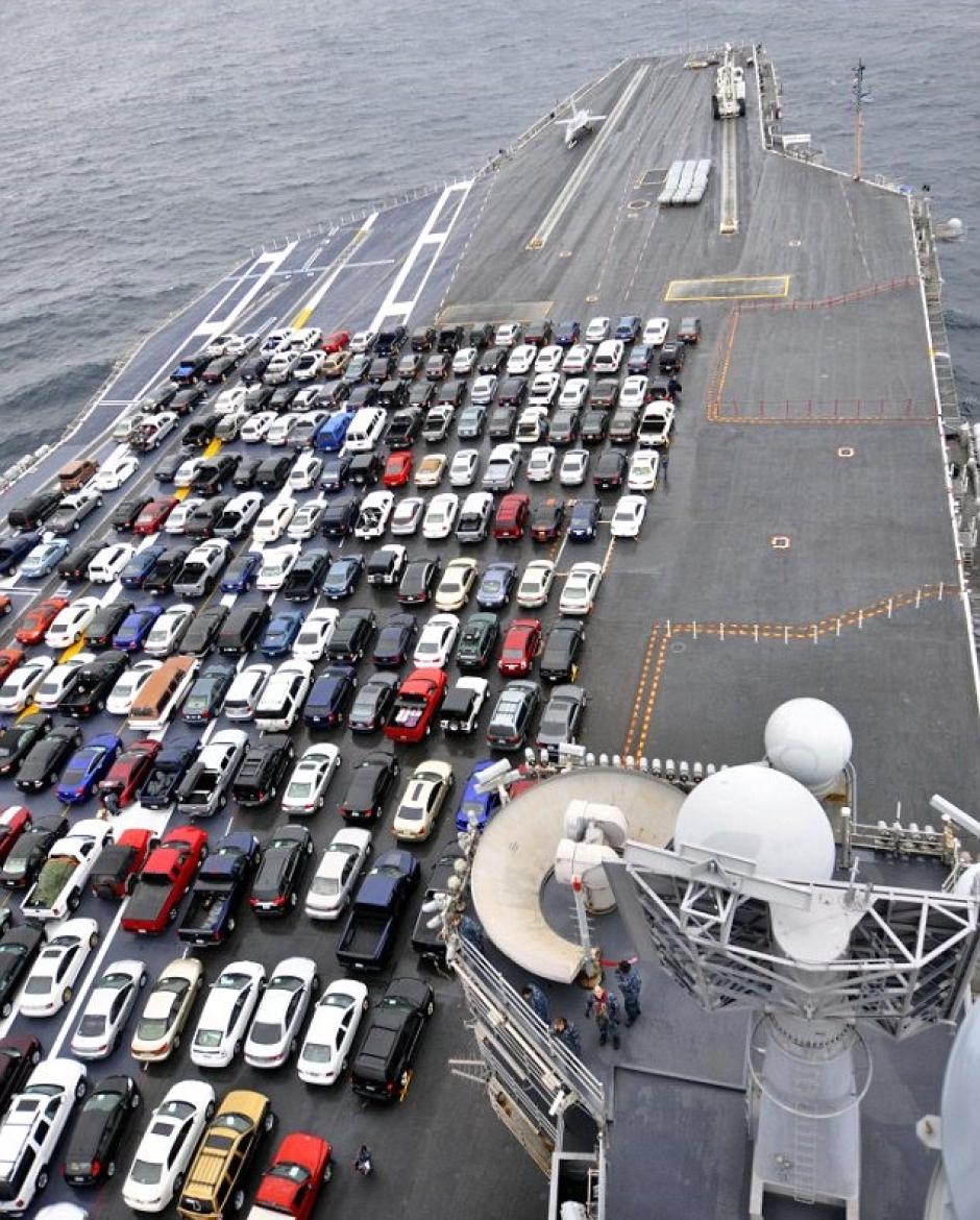 Centenares de coches dispuestos sobre la cubierta